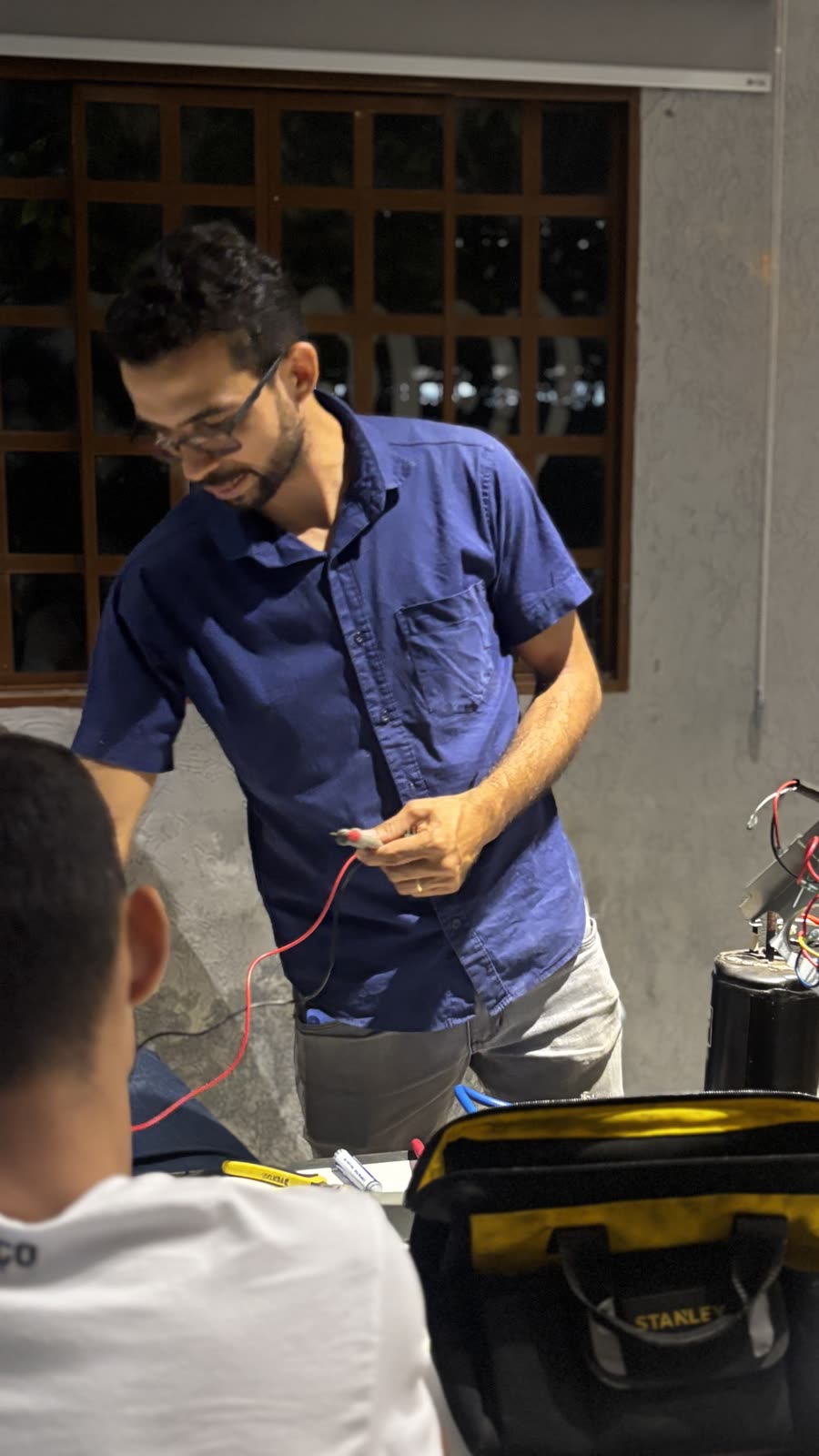 Aula prática com multímetro na bancada