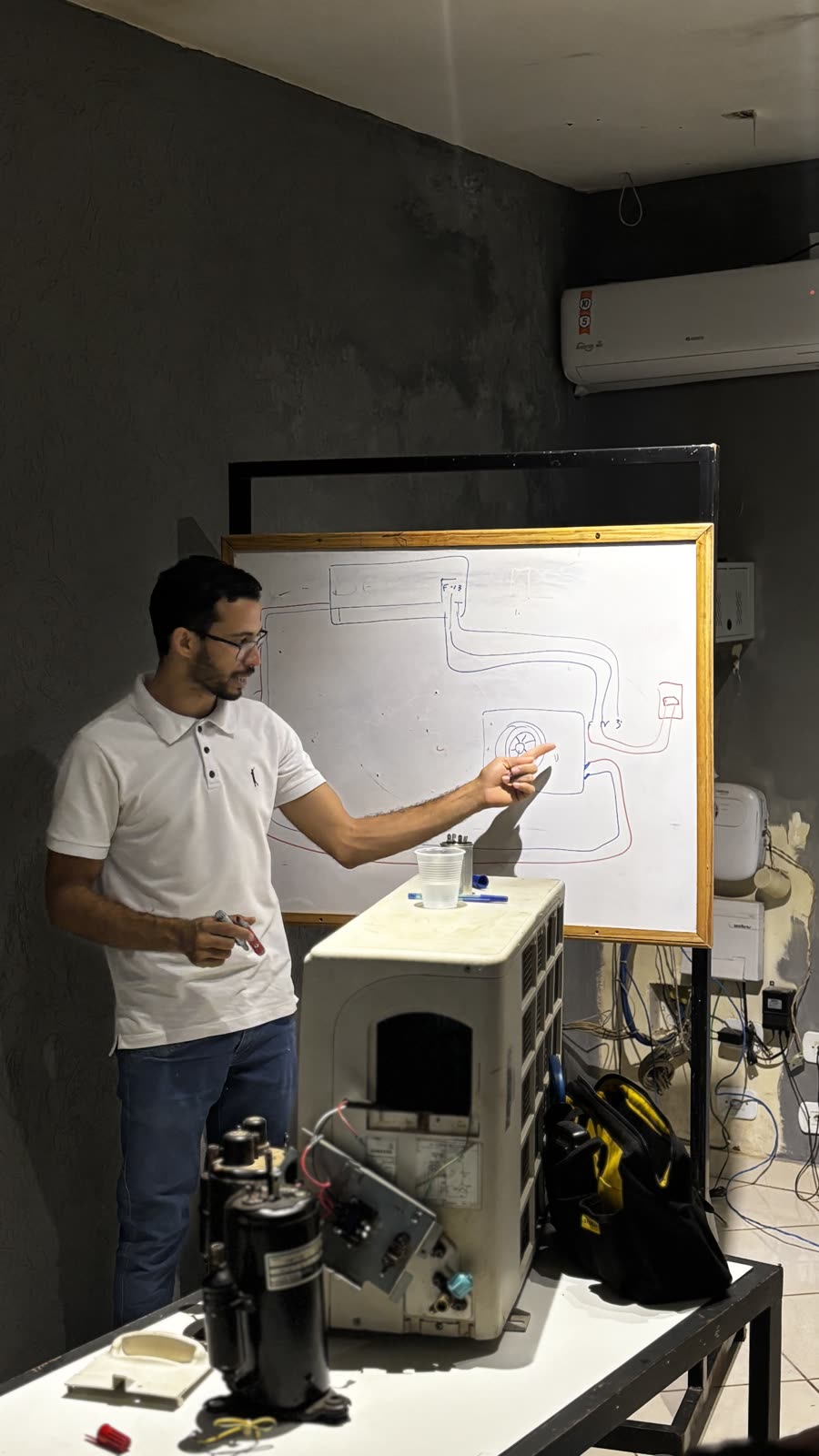 Aula teórica sobre circuito do ar-condicionado